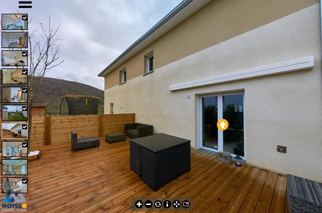 Aperçu de la visite virtuelle : terrasse en bois avec salon de jardin, baie vitrée et vue sur les collines